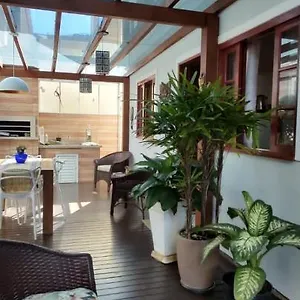 apartamentos-e-casa-praia-da-armacao.santa-catarina-brasil.com/